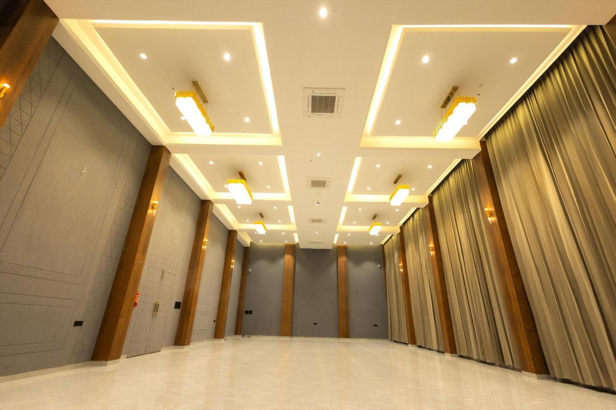 Krown Palace Resort Silvassa Exterior photo
