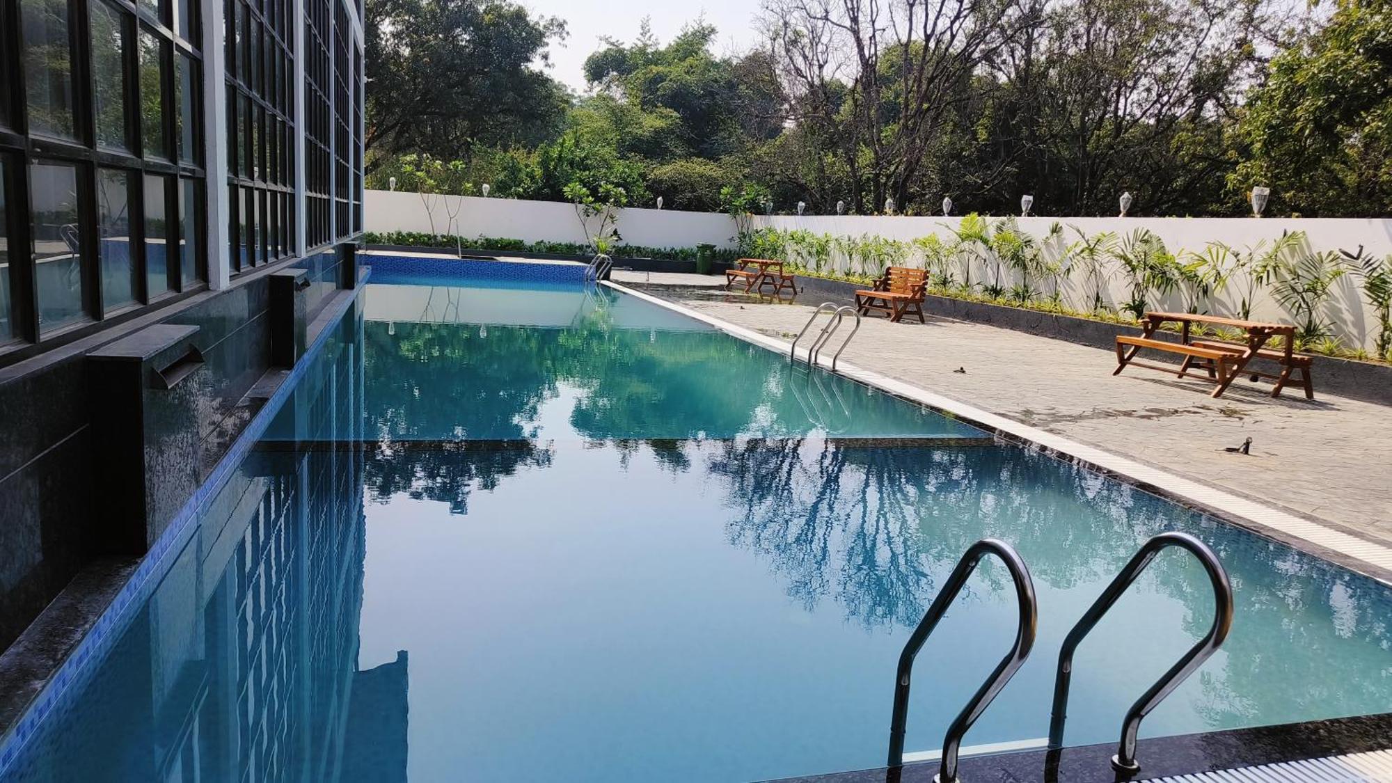 Krown Palace Resort Silvassa Exterior photo